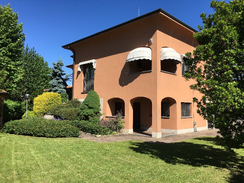 Villa JERAGO CON ORAGO vendita  Jerago Viale Milano SOLUZIONE CASA SAS