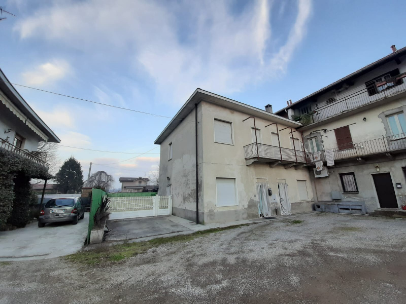 Appartamento JERAGO CON ORAGO vendita   Piazza Vittorio Veneto SOLUZIONE CASA SAS
